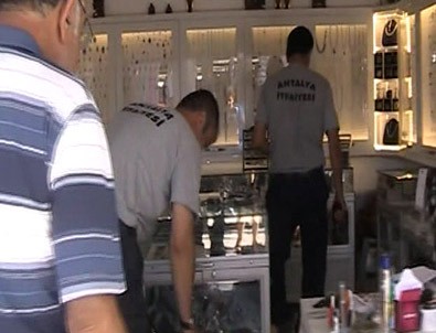 Dükkana giren yılan paniğe neden oldu