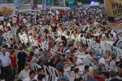 Karşıyaka'da 5 Bin Kişilik İftar Yemeği