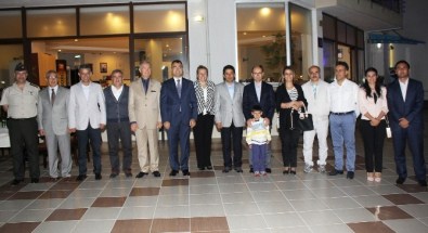 Urla Kaymakamı Ve Belediye Başkanı İftar Verdi