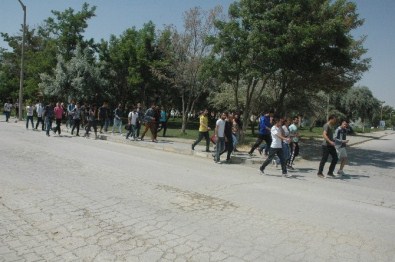 YYÜ Besyo Hazırlık Öğrencileri Rektörlüğe Yürüdü