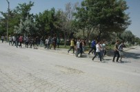PEYAMİ BATTAL - YYÜ Besyo Hazırlık Öğrencileri Rektörlüğe Yürüdü