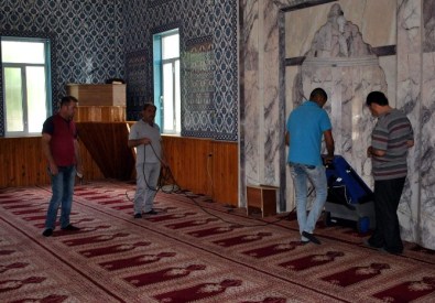 İncirliova'da Cami Temizlikleri Devam Ediyor