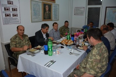 Kırıkhan'da Protokol Üyeleri Askerlerle İftar Yaptı