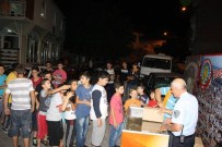 OSMAN ÇELIKEL - Kırkağaç Belediyesi'nden Teravih Sonrası Dondurma İkramı
