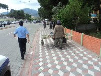 KALDIRIM İŞGALİ - Kırkağaç'ta Zabıtadan Dilenci Ve Seyyar Satıcılara Operasyon