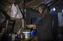 YAŞAM ŞARTLARI - Suriyeli Aile, Barakada İftar Açıyor