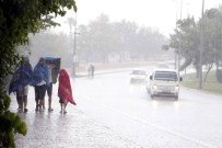 GRUP GENÇ - Tatilciler Bir Anda Bastıran Yağmurla Şaşkına Döndü