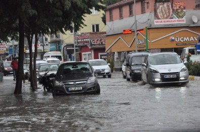 Uşak 'Ta Yoğun Yağış Hayatı Felç Etti