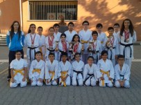 AKSAKAL - Mudanya Atatürk Ortaokulunda Kupa Sevinci