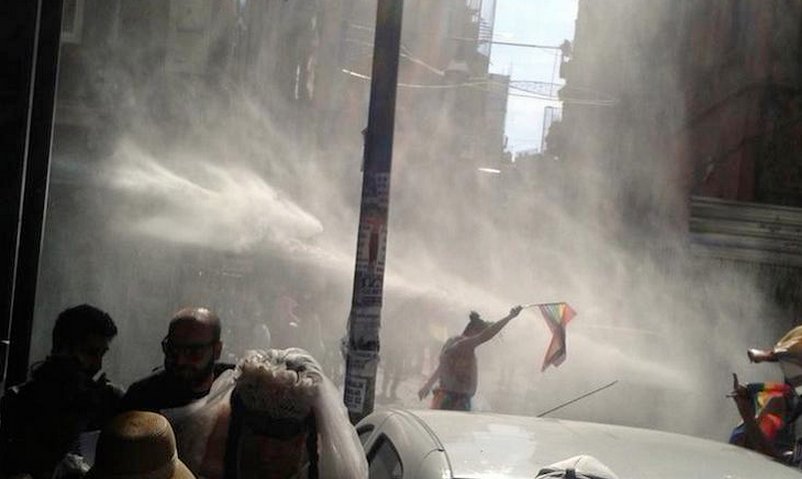 Polis Taksim'de LGBT Yürüyüşüne Müdahale Etti