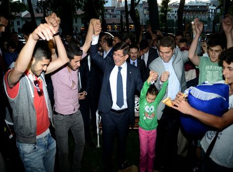 Başbakan Davutoğlu gençlerle birlikte horon oynadı