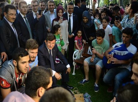 Başbakan Davutoğlu gençlerle birlikte horon oynadı