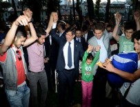 SULTANAHMET MEYDANI - Başbakan Davutoğlu gençlerle birlikte horon oynadı