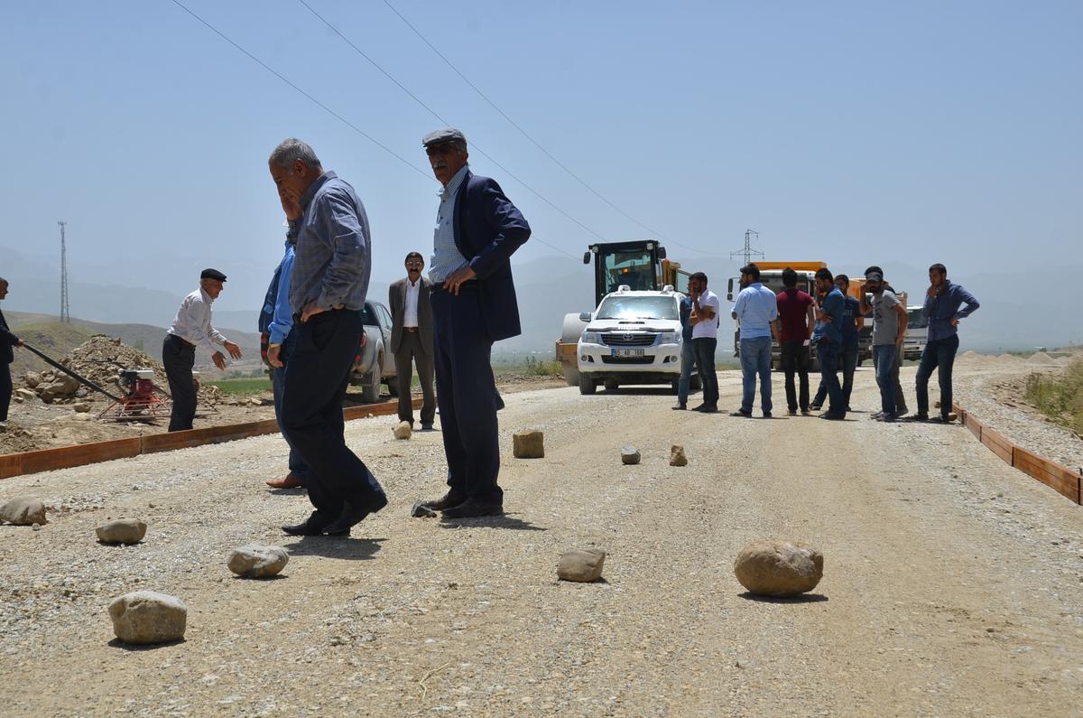Yüksekova'da köylülerin 'beton yol' tepkisi