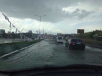 Ankara'da Sağanak Yağmur Hayatı Felç Etti