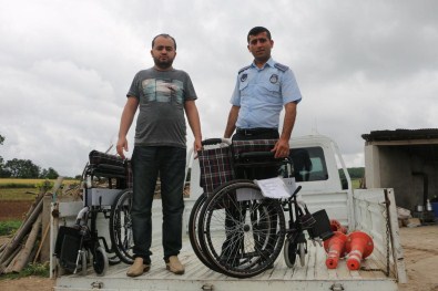 Bafra'da 2 Engelli Vatandaşa Tekerlekli Sandalye Hediye Edildi