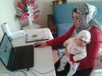 EVDE ÇALIŞMA - Çağrı Merkezi Çalışanı Anne, Kucağındaki Bebeğiyle Hizmet Veriyor