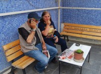 DÜĞÜN DAVETİYESİ - Emekli Öğretmen Dolandırıcının Oyununu Bozdu