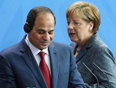 Merkel-Sisi basın toplantısında genç gazetecinin protestosu damga vurdu