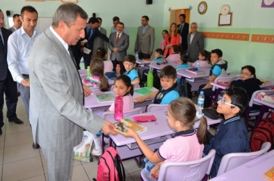 Öğrencilere Kuru Üzüm Dağıtıldı