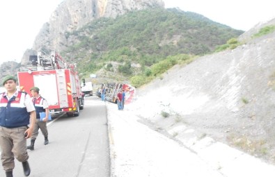 Osmaneli'de Alçı Yüklü Tır Devrildi, Sürücü Yaralandı