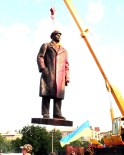 LENİN(X) - Ukrayna'nın Doğusunda Sökülen Lenin Heykeli Satışa Çıkarıldı