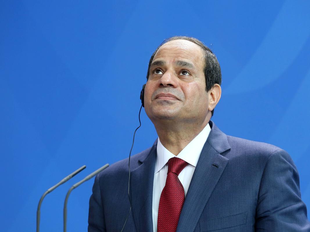 Merkel-Sisi basın toplantısında genç gazetecinin protestosu damga vurdu