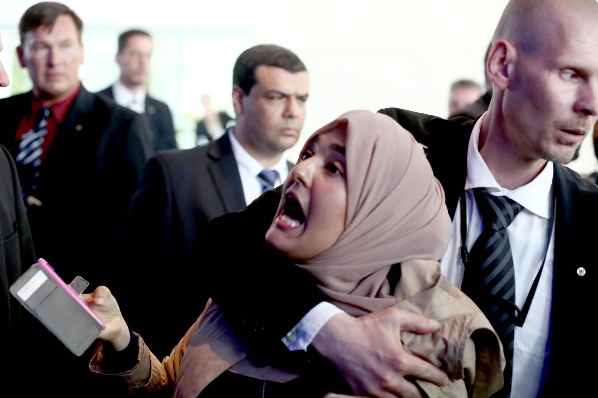 Merkel-Sisi basın toplantısında genç gazetecinin protestosu damga vurdu