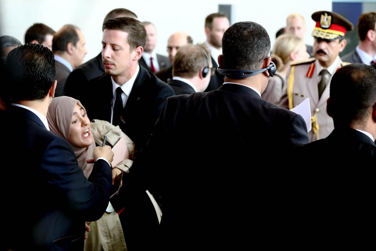 Merkel-Sisi basın toplantısında genç gazetecinin protestosu damga vurdu