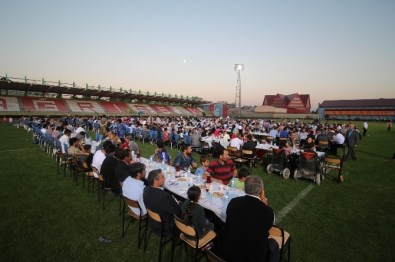 Ağrı Valiliği'nden Bin 200 Kişiye İftar