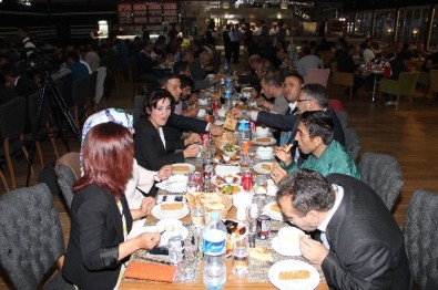 Hizmet İş Sendikası Üyelerine İftar Yemeği Verdi