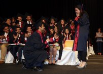 Mezuniyet Töreninde Evlenme Teklifi