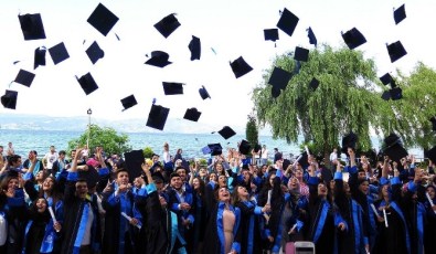 Sapanca MYO Mezunlarını Coşku İle Uğurladı