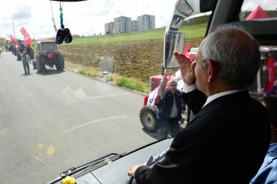 Kılıçdaroğlu'nu Polatlı'da Çiftçiler Traktörleriyle Karşıladı