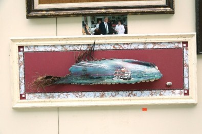 Kuş Tüyü Ve Palmiye Dalı Tuval Oldu