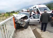 HAMİLE KADIN - Otomobil Köprü Direğine Saplandı Açıklaması 1 Ölü, 3 Yaralı