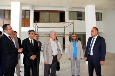 Tahsin Babaş, Yaşlı Bakım Hizmeti İle Sosyal Market'te İncelemede Bulundu