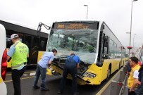 EDIRNEKAPı - Ayvansaray'da İki Metrobüs Çarpıştı Açıklaması 3'Ü Ağır 16 Yaralı