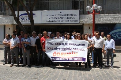 Mersin'de SGK Ve İŞKUR Çalışanları İkramiyelerinin Ödenmesini İstedi
