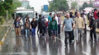 KURTKÖY - Yağmurun Altında Yol Kapatıp Eylem Yaptılar