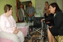 ENGELLİ RAMPASI - Prof. Dr. Usluer, Felçli Kadına Tekerlekli Sandalye Ulaştırdı