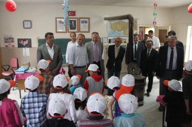 Tosya'da Tapu Müdürlüğü Ekincik Köyü'ne Kütüphane Bağışladı