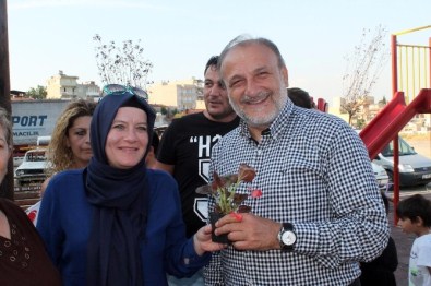 Vural 'Umut Çiçekleri' Kampanyasına Katılanlara Çiçek Dağıttı