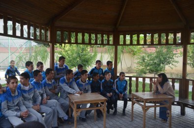 Afgan Bakanlardan Yetim Çocuklara Yemek Servisi