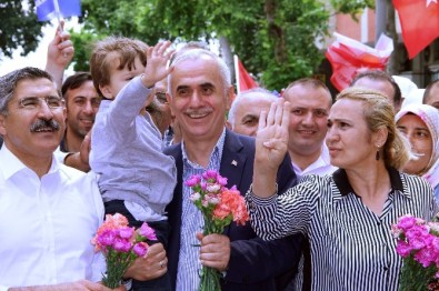 AK Parti Milletvekili Adayları, Seçim Çalışmasını Sevgi Yürüyüşleriyle Tamamladı
