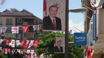 Hatay'da Cumhurbaşkanı Erdoğan'ın Posterlerinin İndirilmesi