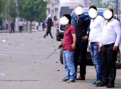 Selahattin Demirtaş'ın Twitter Adresinden Paylaştığı Bıçaklı Şahıslar Yakalandı