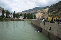 ÇORUH - Yol Çökünce Park Halindeki Kamyon Devrildi