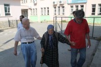 100 Yaşında Oy Kullanmaya Geldi