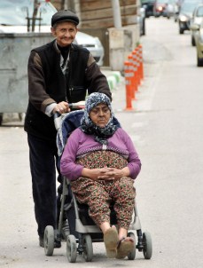 40 Yıllık Hayat Arkadaşını Bebek Arabasıyla Getirdi